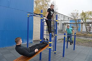 На территории предприятия установлены уличные турники